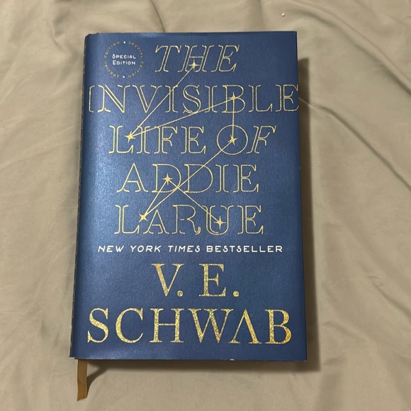 Hardcover special edition The Secret Life of Addie Larue - Picture 1 of 5